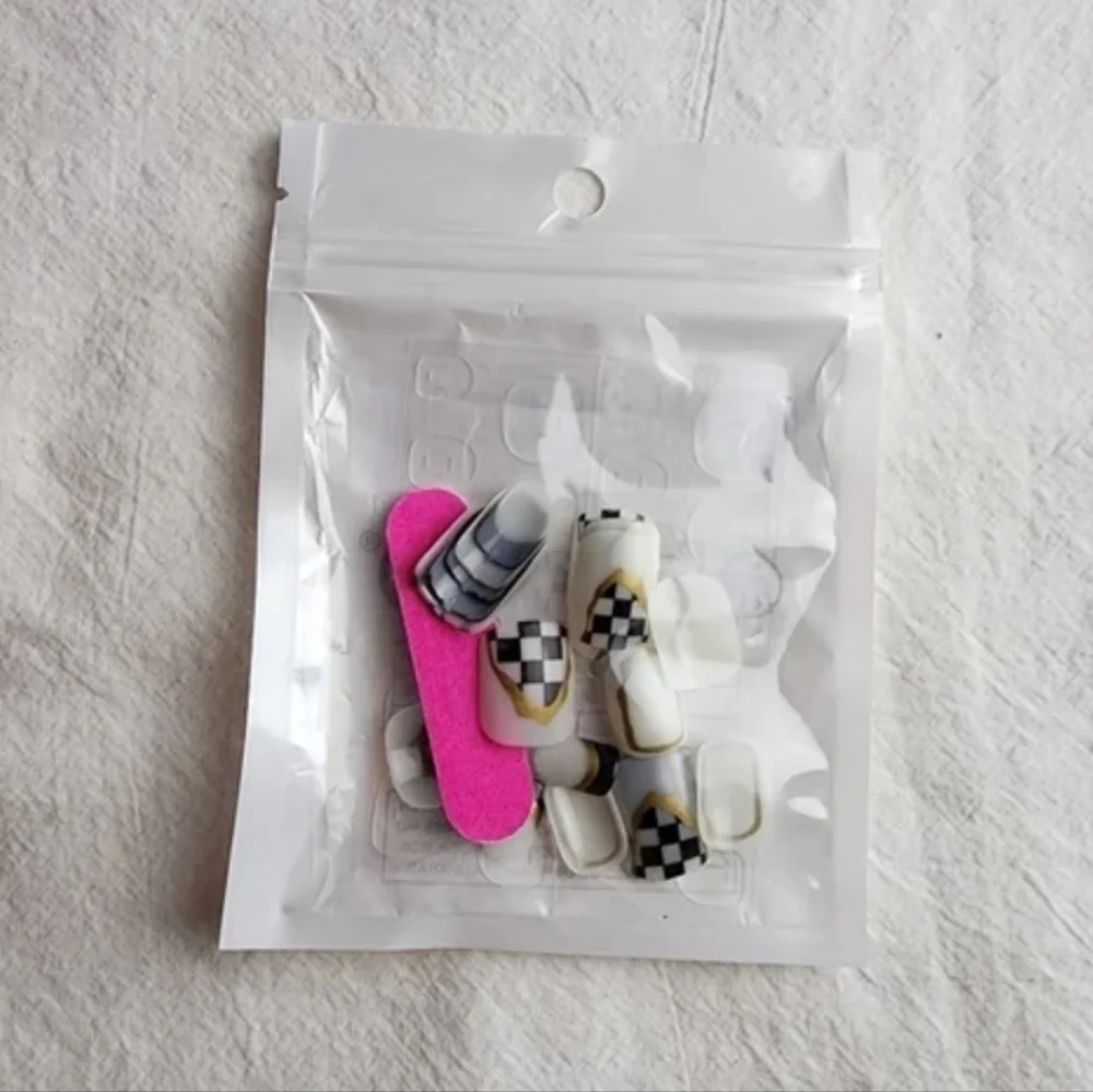 24 Pieces Fake press on nails